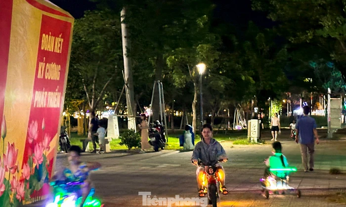 Xe điện tự chế chạy bát nháo trong công viên ở Đà Nẵng, nguy hiểm rình rập người đi bộ 