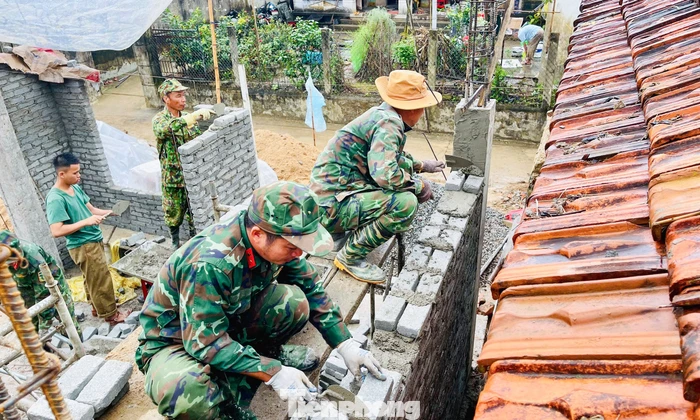 Lính tăng thiết giáp 'vượt nắng, thắng mưa’ dựng lại nhà cho người dân vùng lũ