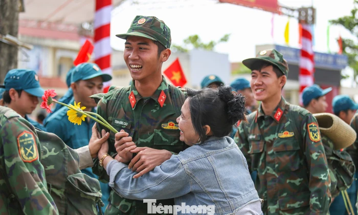 Bịn rịn phút chia tay bộ đội