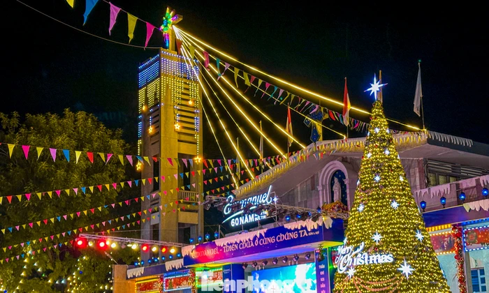 Nhà thờ Đà Nẵng đông nghịt người trong đêm mừng Chúa Giáng sinh