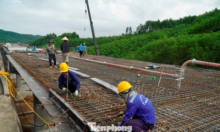 Tất bật thi công xuyên Tết trên công trình cao tốc hơn 3.000 tỷ đồng