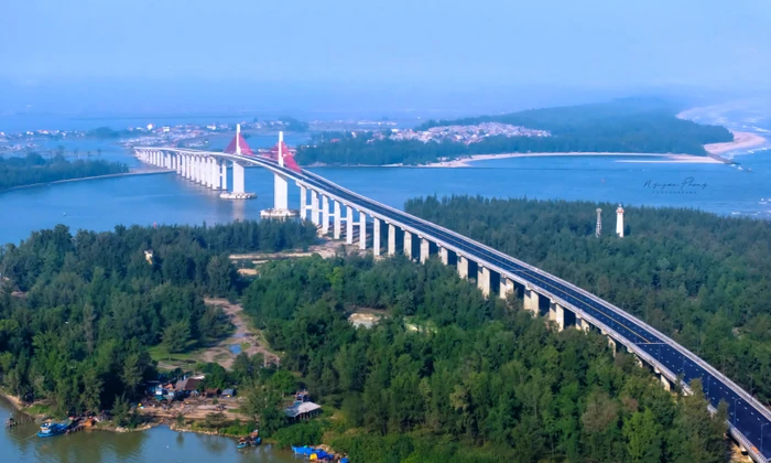 Chiêm ngưỡng cầu ‘dây đỏ’ vượt cửa biển dài nhất miền Trung