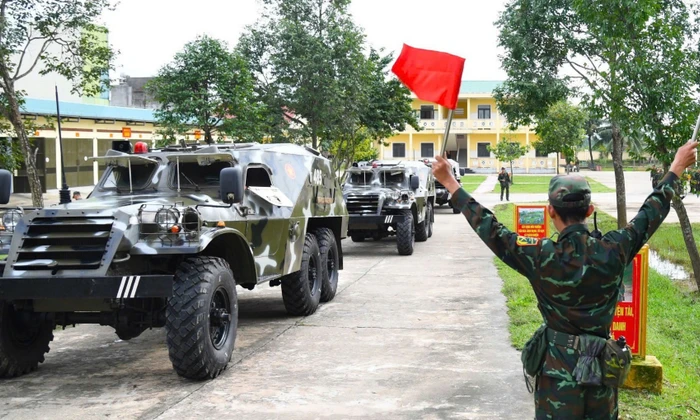 Quân khu 5 sẵn sàng xe bọc thép ứng phó với bão số 13