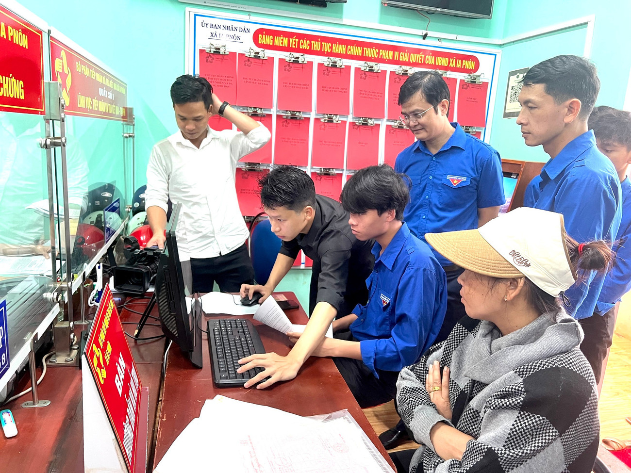 Các đoàn viên trong quá trình hỗ trợ người dân làm thủ tục hành chính ở xã Ia Pnôn. img-0398.jpg
