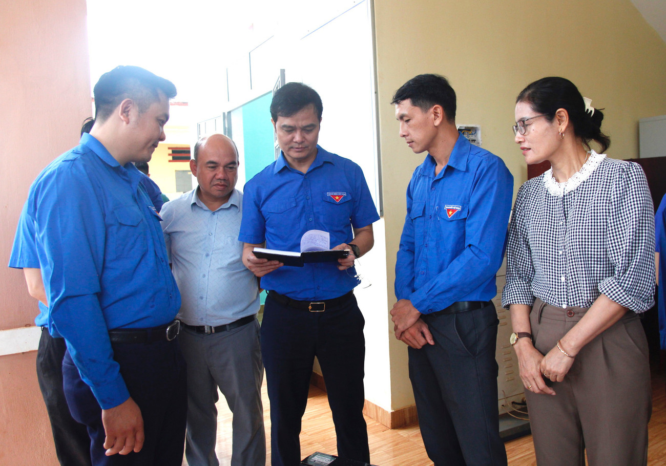 Sau khi xem sổ tay làm việc của Đoàn xã Ia Pnôn, anh Bùi Quang Huy nhận xét rất tốt, gọn gàng, tuy nhiên cần số hóa ngay, để mọi người cùng biết, dễ tiếp cận. a-5.jpg