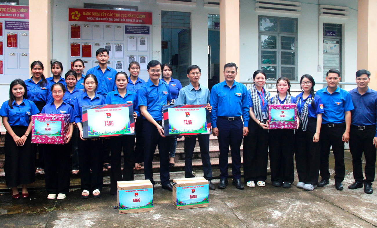 Anh Bùi Quang Huy tặng máy tính cho Xã Đoàn và Trung tâm phục vụ hành chính công xã Ia Mơ, đội hình sinh viên Mùa hè xanh của Trường Đại học Công thương TP.Hồ Chí Minh. a-10.jpg