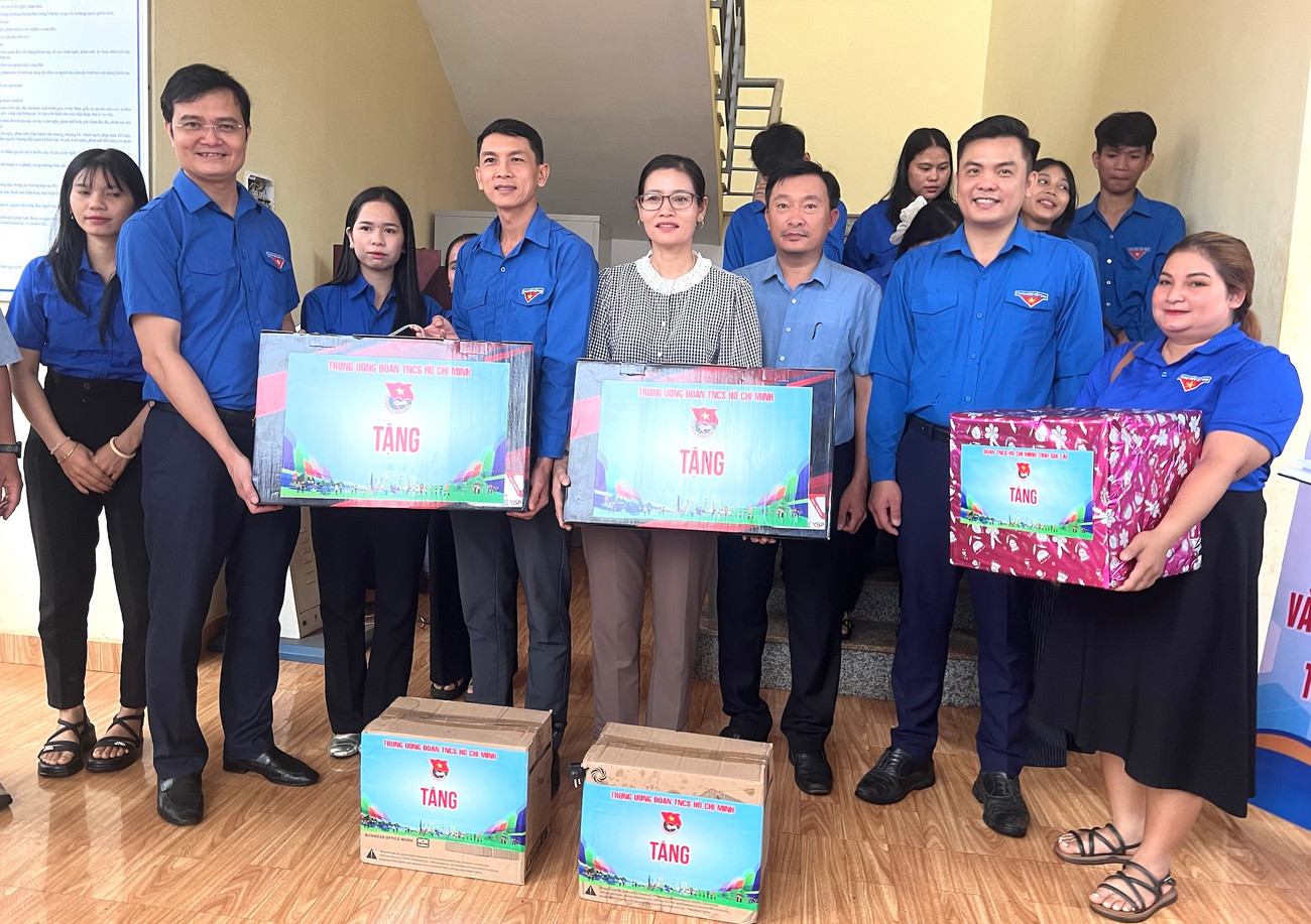 Anh Bùi Quang Huy - Bí thư thứ nhất T.Ư Đoàn và anh Phạm Hoàng Hiệp - Bí Thư Tỉnh Đoàn Gia Lai (thứ hai từ phải qua) tặng máy tính cho xã đoàn, Trung tâm phục vụ hành chính công Ia Pnôn. tien-phong.jpg