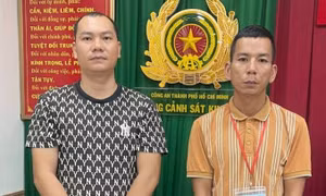 Nguyễn Hoài Nghĩa và Ngô Sĩ Linh tại cơ quan công an.