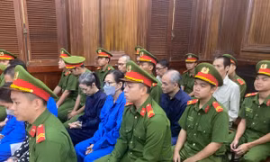 Bị cáo tại phiên tòa sáng 9/12. Ảnh: Tân Châu