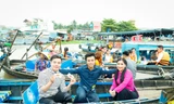 Võ Minh Lâm và Dương Lâm thức suốt đêm để thăm Chợ nổi Cần Thơ