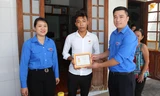 Trao huy hiệu 'Tuổi trẻ dũng cảm' cho các thanh niên cứu người trong mùa lũ