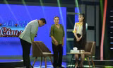 MC Quyền Linh cúi đầu trước câu chuyện xúc động của nhân vật. 