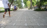 Sau kè bê tông cốt sợi, vỉa hè hồ Hoàn Kiếm tăng tốc lát đá 'về đích'
