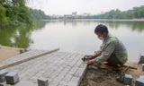 Vỉa hè hồ Hoàn Kiếm 'tăng tốc' lát đá, chỉnh trang vườn hoa
