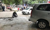 Xe ô tô đỗ trên vỉa hè phố Huỳnh Thúc Kháng đang được lát đá. Ảnh: Trường Phong