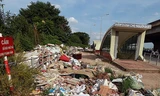 Hà Nội: Rác thải “bủa vây” hầm đi bộ, chất đống tràn ra khắp đường Nguyễn Xiển