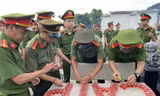 Đoàn viên thanh niên Công an TPHCM đồng loạt thắp nến, tri ân gia đình chính sách