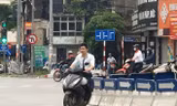 Nhiều người Hà Nội lơ là không đeo khẩu trang, 'lượn lờ' giữa phố đông