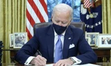 Ông Biden trong Phòng Bầu dục. Ảnh: Reuters