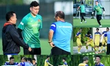 Thầy Park trao đổi với Văn Lâm ở buổi tập đầu tiên cùng tuyển Việt Nam