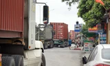Hàng nghìn xe tải nườm nượp qua chốt COVID-19 trên QL5 ra cảng Hải Phòng
