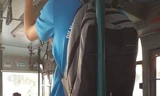 Khi bạn đi xe bus nhưng không yên tâm về sự an toàn của balo, hãy học hỏi nam sinh này!