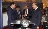 Thủ tướng Nguyễn Xuân Phúc tham quan gian trưng bày xe máy điện Vinfast. Ảnh: Như Ý