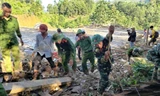 Đưa nạn nhân vụ sạt lở ra khỏi hiện trường