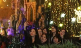 Người Hà Nội đổ xô “check in” đón Giáng sinh tại các nhà thờ