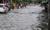 Nhiều tuyến đường Sài Gòn biến thành sông sau cơn mưa cuối tuần