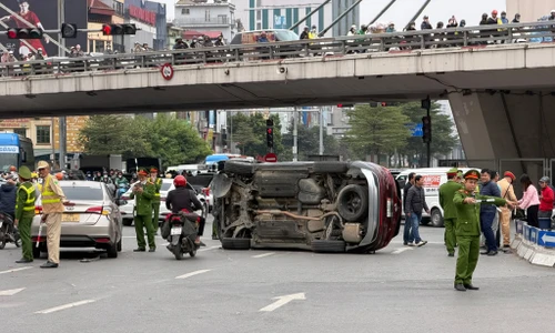 Hà Nội: Tạm giữ hình sự tài xế đâm lật xe ô tô ở Ngã Tư Sở