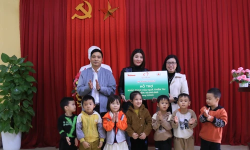 Quỹ Thiện Tâm thông qua báo Tiền Phong trao tặng trường Mầm non Việt Hồng.