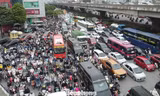 Khách Việt đang ngần ngại mua ô tô chạy xăng, dầu