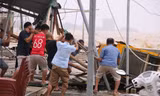 Người dân ven biển căng mình dọn đổ nát sau bão số 10