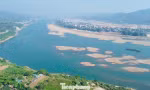 Mực nước sông Đà giảm, lộ nhiều cồn cát giữa dòng tạo cảnh sắc thơ mộng