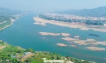 Mực nước sông Đà giảm, lộ nhiều cồn cát giữa dòng tạo cảnh sắc thơ mộng
