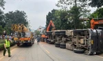 Xe tải lật đè ô tô, xe máy, 2 phụ nữ tử vong tại chỗ
