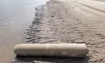 Phát hiện vật thể lạ lớn bất thường nằm ven bờ sông Đà