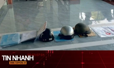 TIN NHANH: Tin mới vụ người dân 'xếp hàng' bằng mũ bảo hiểm ở trung tâm hành chính công