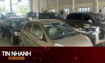 TIN NHANH: Ngày đầu cấp giấy chứng nhận kiểm định điện tử: 'Cú sốc' đầu tiên