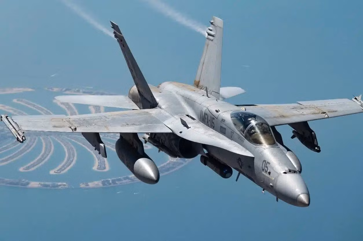 may-bay-hornet.jpg