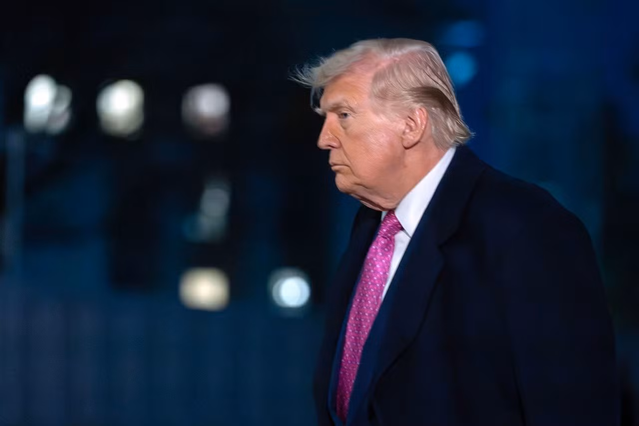Tổng thống Mỹ Donald Trump đi bộ trên bãi cỏ phía Nam khi đến Nhà Trắng hôm 30/3. Ảnh: AP.