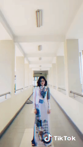Nhiều video của cô Thảo Hương có sự tham gia "diễn" và "tác nghiệp" của các bạn học sinh. Khi thầy cô “đá sân” TikTok: Hài hước, đáng yêu đến mức học sinh chỉ muốn “gói mang về“! ảnh 1