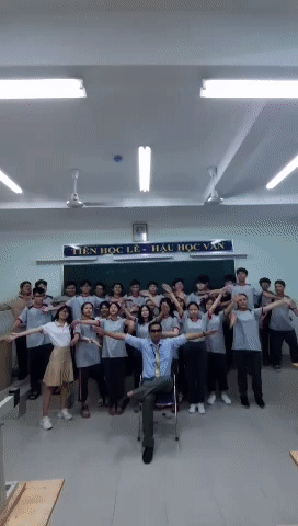 Thầy Hoàng cũng bắt trend hiệu ứng xịn xò không kém các bạn teen chút nào. Khi thầy cô “đá sân” TikTok: Hài hước, đáng yêu đến mức học sinh chỉ muốn “gói mang về“! ảnh 2