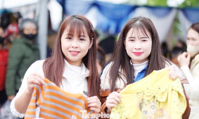 Người dân Đại Sơn vui vẻ tham gia gian hàng 0 đồng.