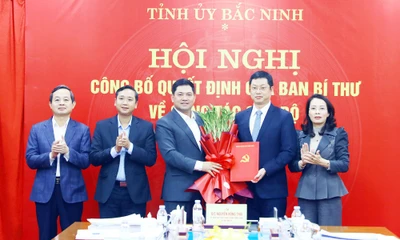 Công bố quyết định của Ban Bí thư chuẩn y Phó Bí thư Tỉnh ủy Bắc Ninh Trần Huy Phương (thứ 2 bên phải).