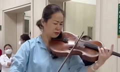 Hàng triệu người xem nữ bệnh nhân chơi đàn ở Bệnh viện Bạch Mai