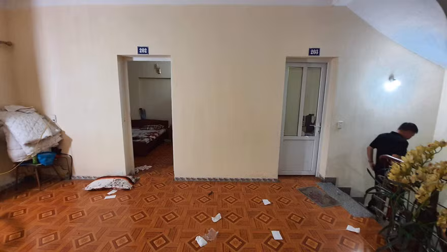 Giết người vì phát hiện vợ vào nhà nghỉ cùng trai lạ