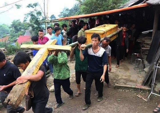 Đám tang tiễn cháu Vàng Thị Hồng Trang (1 trong 3 nạn nhân vụ sập cổng trường) về thế giới bên kia. 