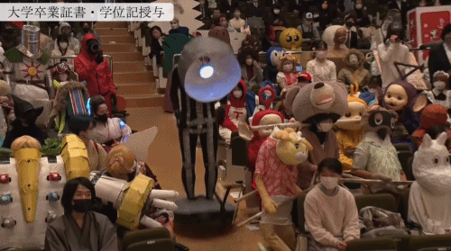 Có sinh viên "hướng nội" suốt chặng đường đại học, nhưng lại chọn "tỏa sáng" vào phút cuối.